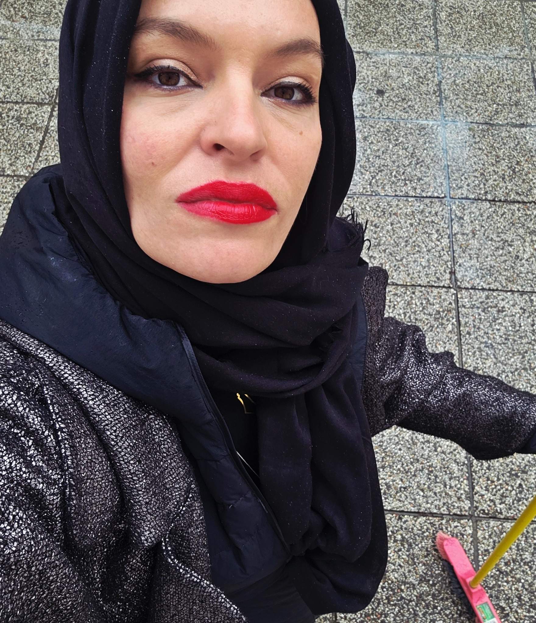 To je Sarajevo: Emina Hodžić Adilović očistila uvredljive grafite ispred sinagoge